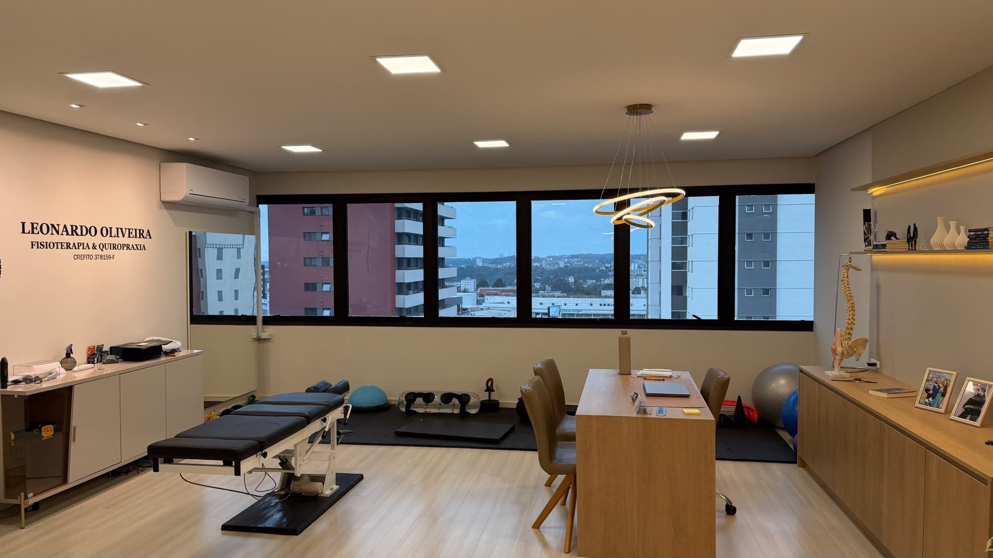 Consultório de fisioterapia em Caxias do Sul – sala de atendimento com maca e área de exercícios