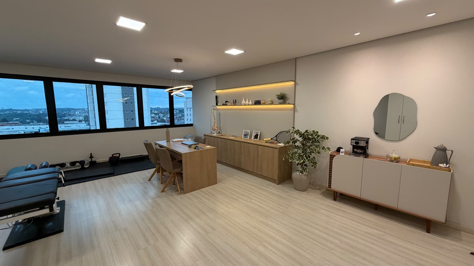 Consultório de fisioterapia em Caxias do Sul – ambiente amplo com vista