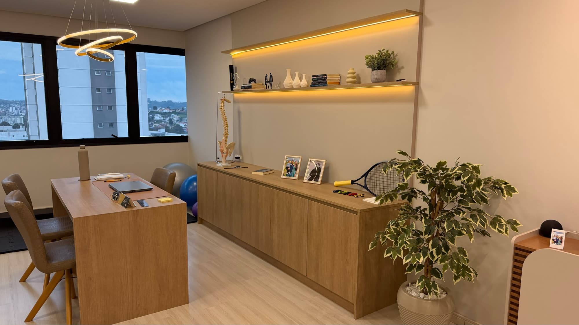 Consultório de fisioterapia em Caxias do Sul – mesa de atendimento e avaliação
